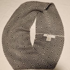 Indigenous Gray & White Diamond-Pattern Infinity Scarf